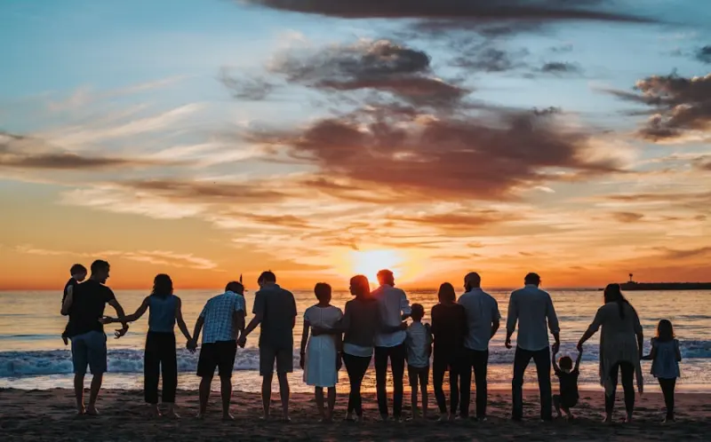 Famille réunie au coucher du soleil